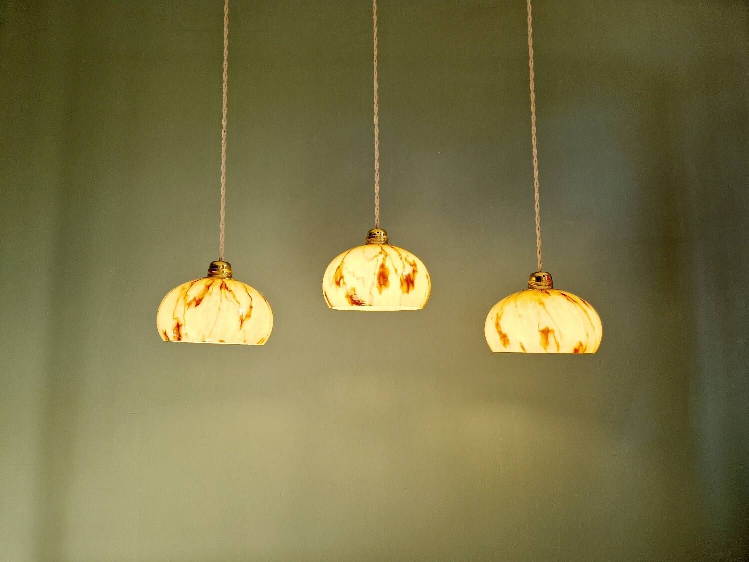Trio of Art Deco pendant lights in marbled opaline glass, 1920s-30s