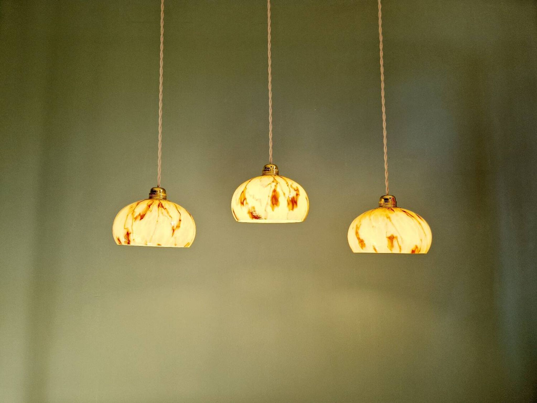 Trio of Art Deco pendant lights in marbled opaline glass, 1920s-30s
