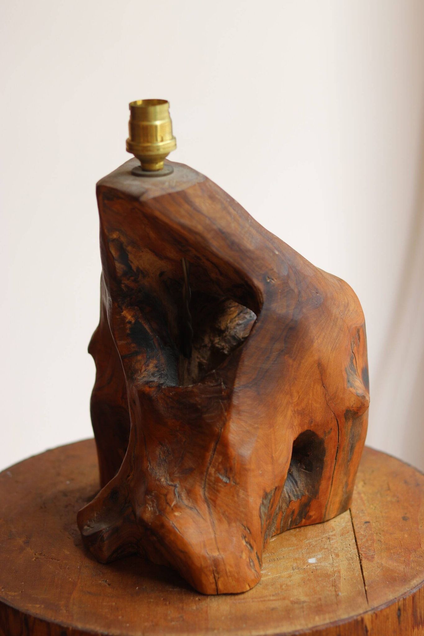 Grande lampe des années 60 en bois d’olivier