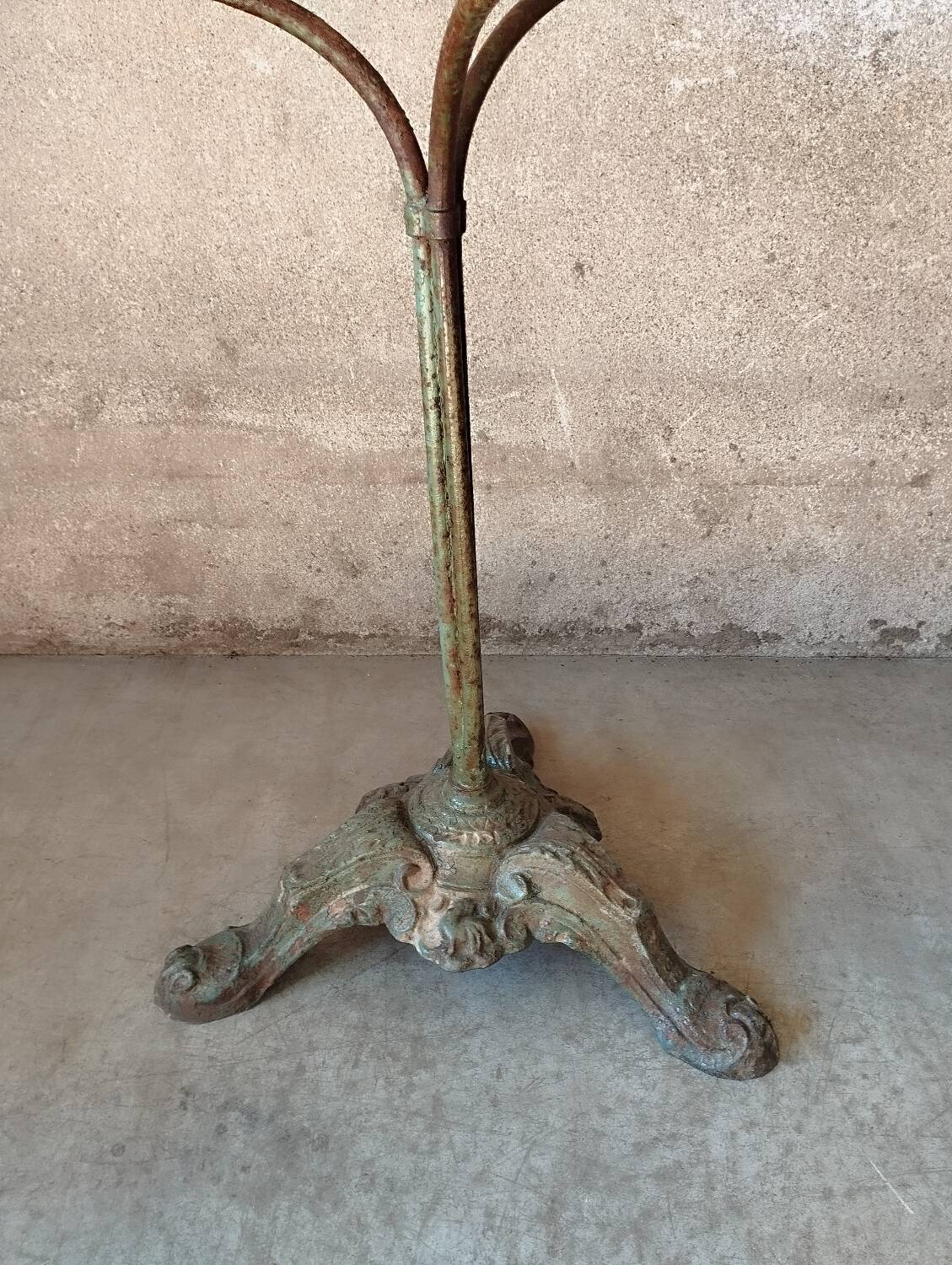 Garden pedestal table