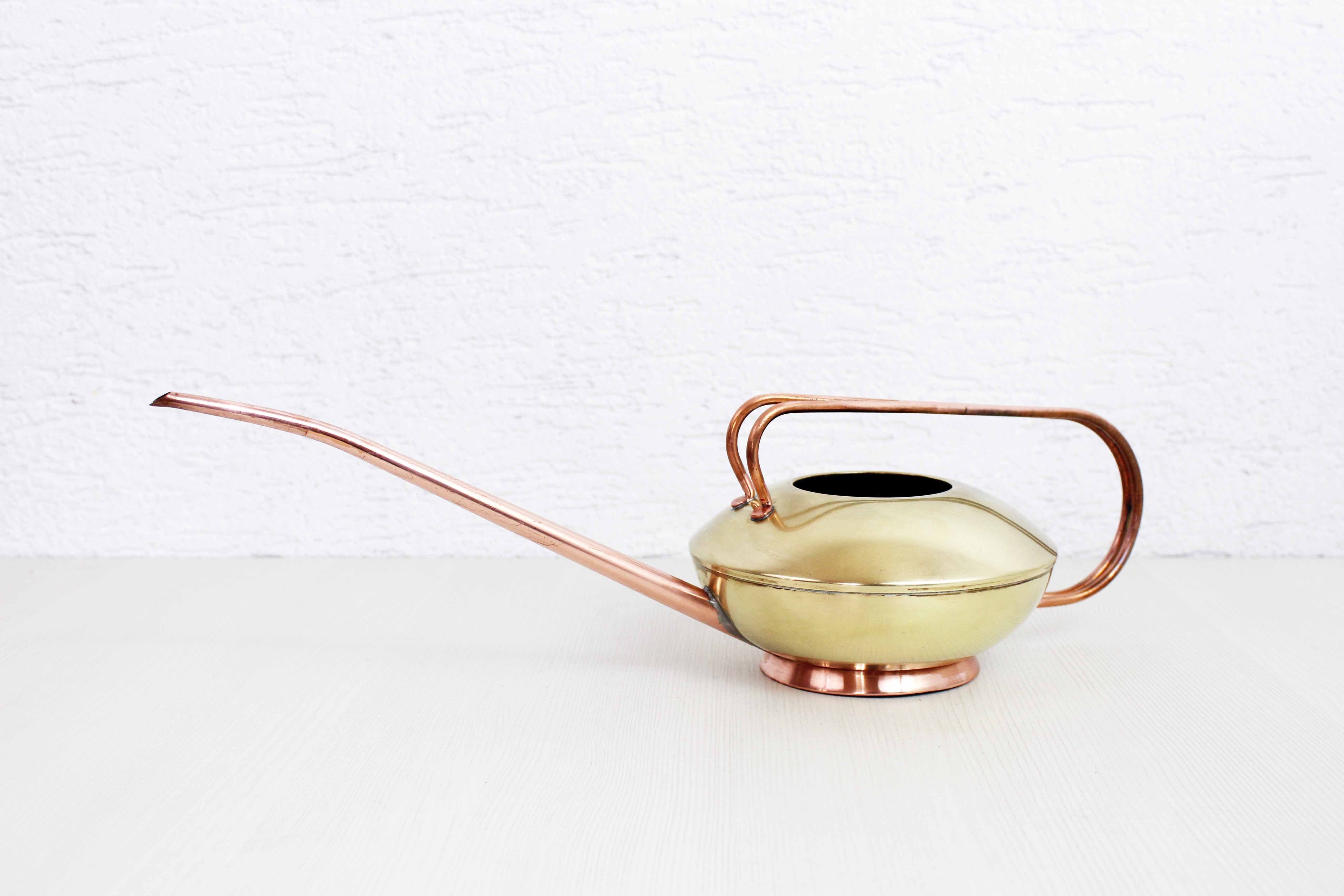 Watering can in brass and copper