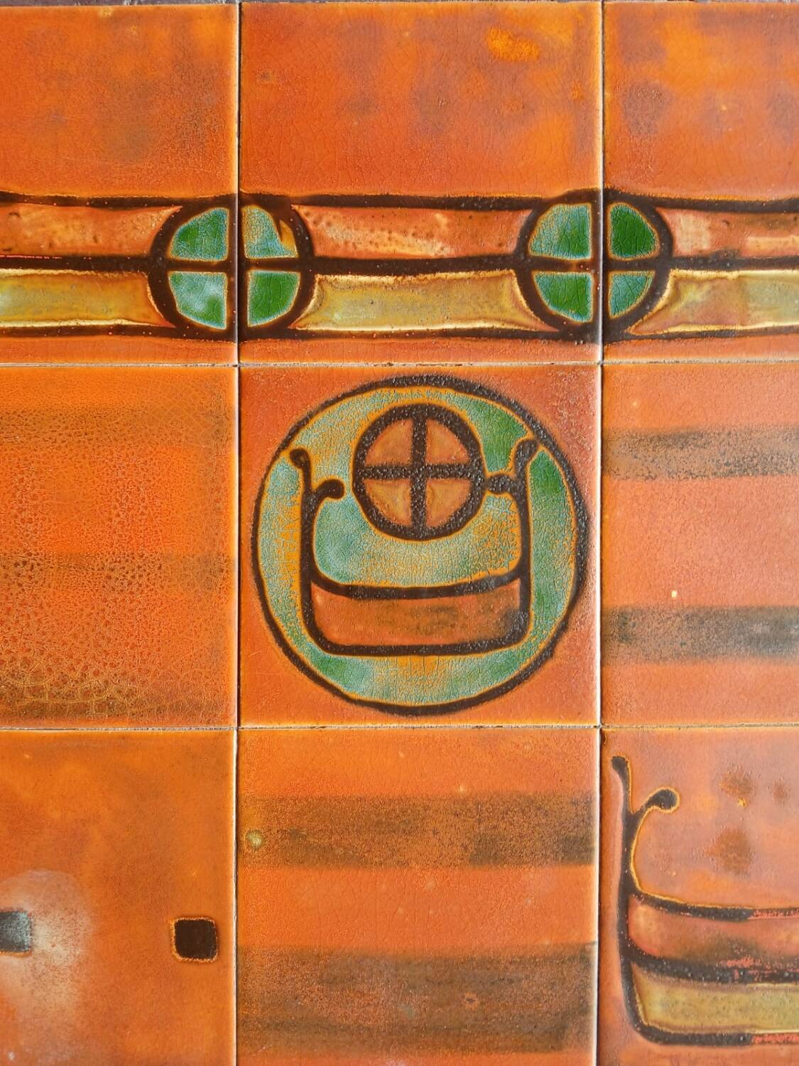 Table basse vintage en céramique – motif drakkar – design années 70