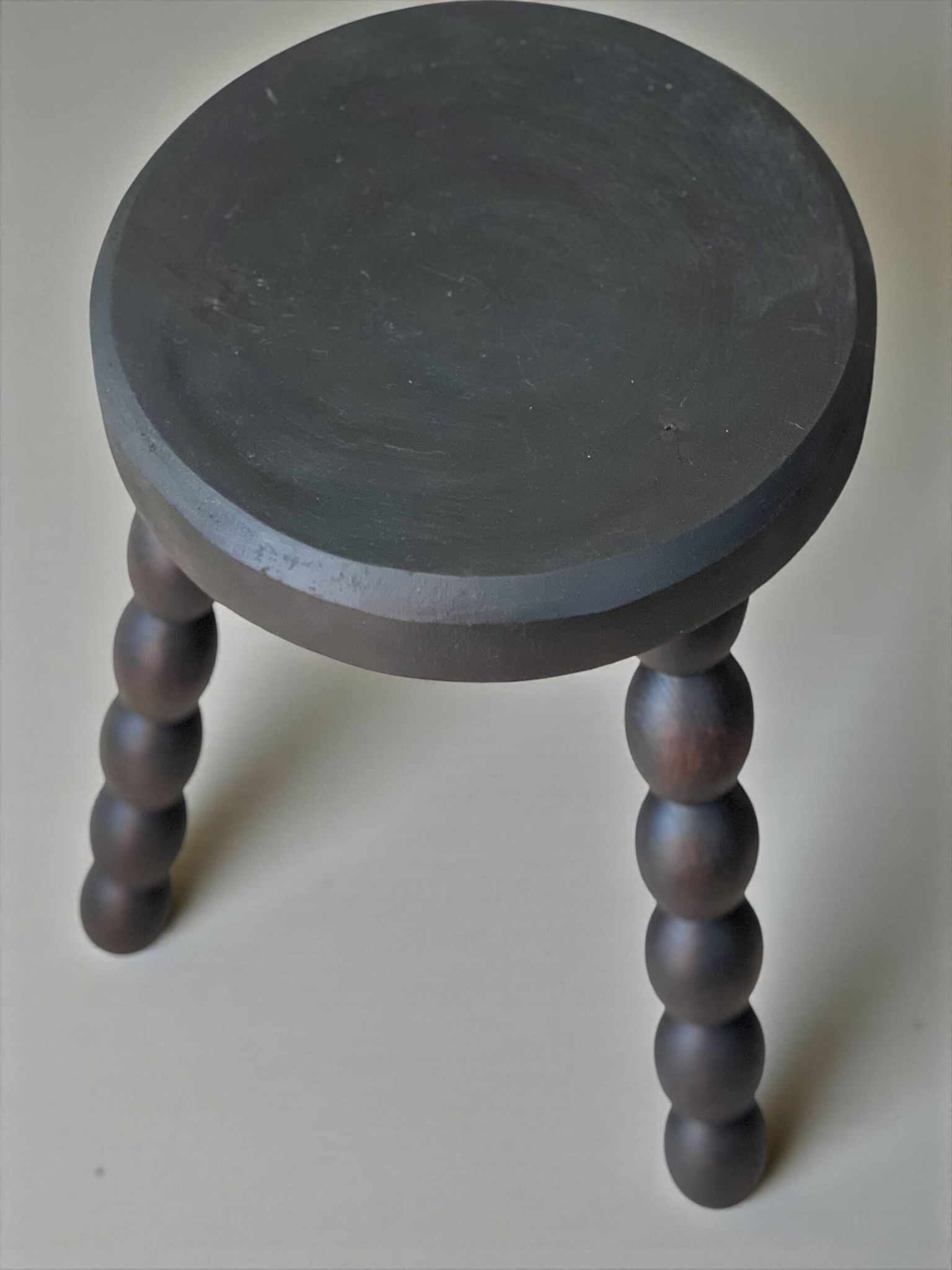 Ensemble table d'appoint et 2 tabourets, bois teinté noir Circa 1950