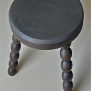 Ensemble table d'appoint et 2 tabourets, bois teinté noir Circa 1950