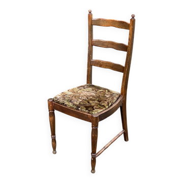 Vintage chair in carved solid wood and velvet fabric.