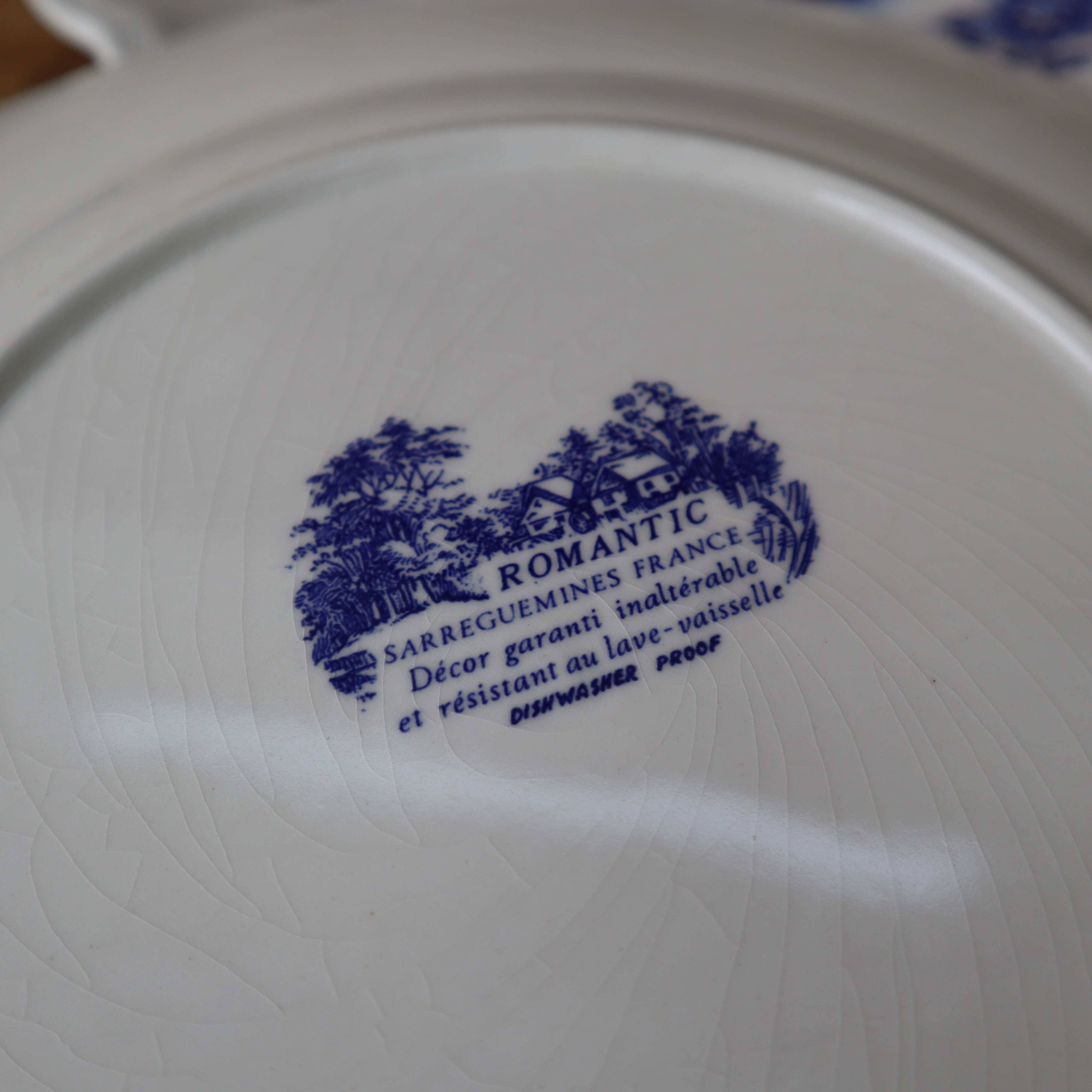 Set of 6 Sarreguemines flat plates, Romantic model, 25.6 cm