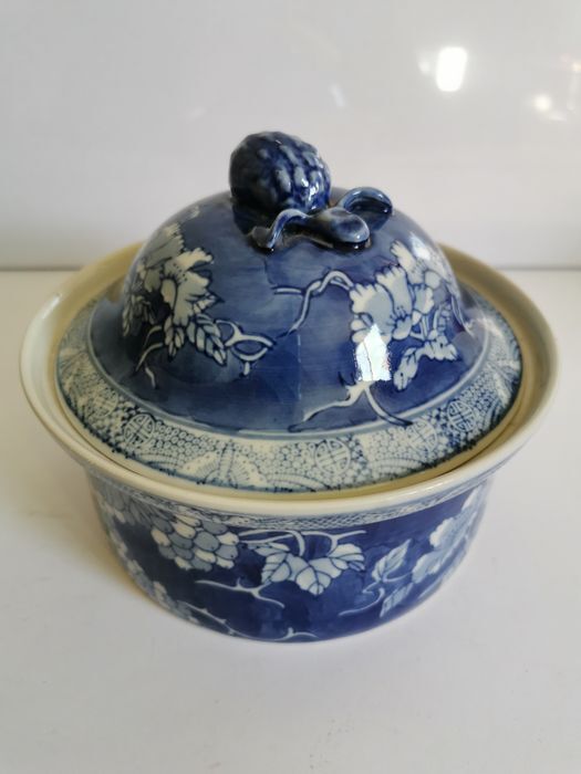Ancient white blue Chinese ceramic pot