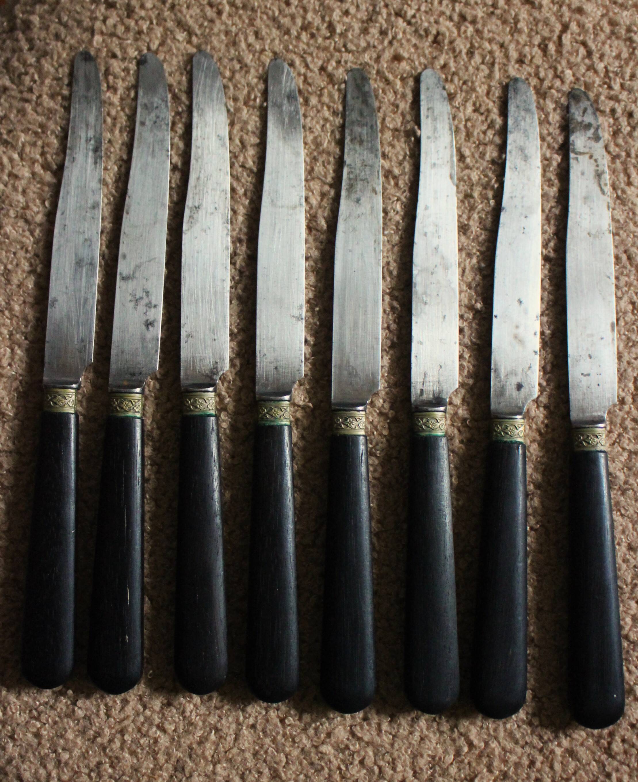 8 couteaux viroles gravées et bois noir