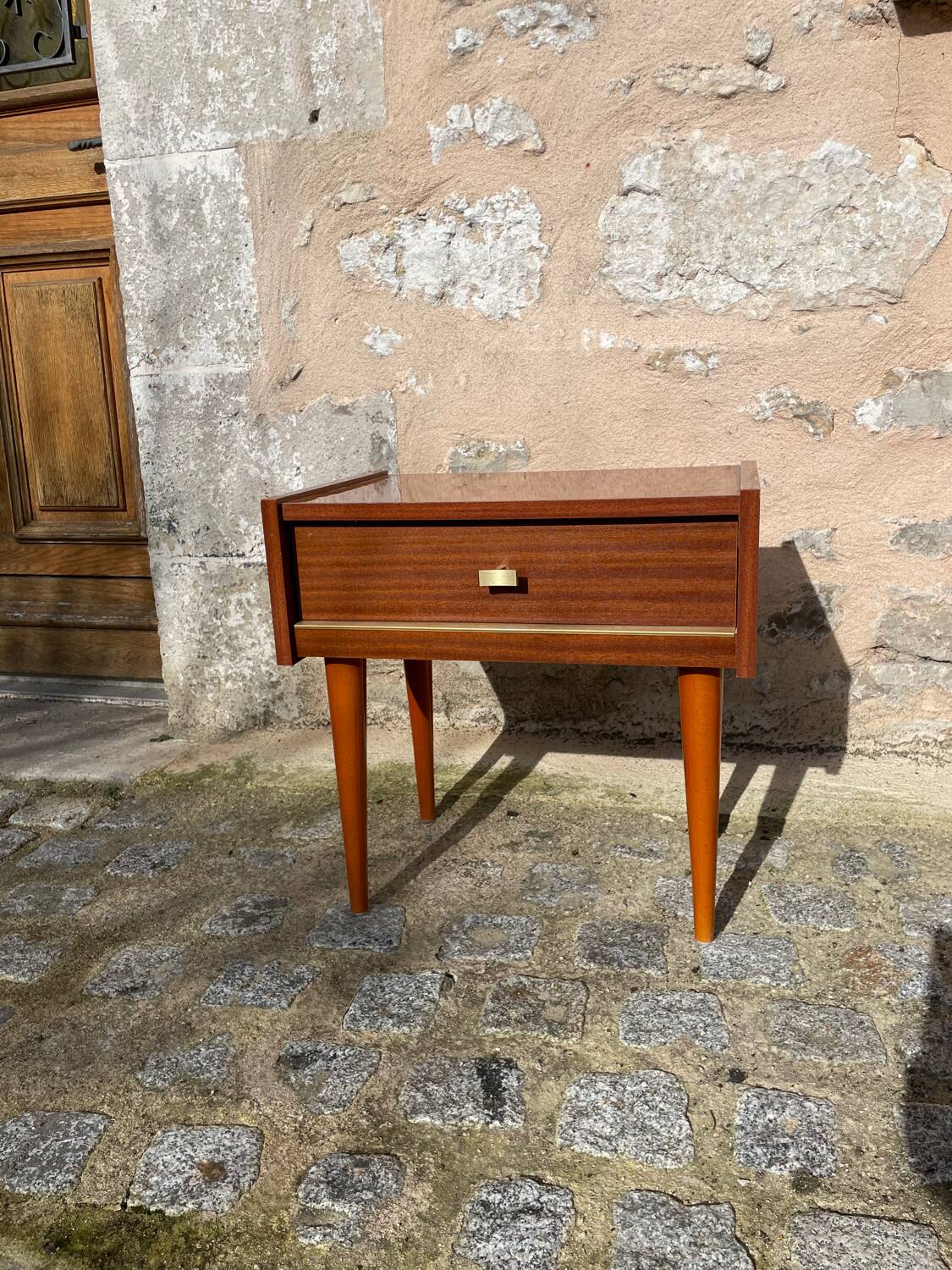Table de nuit en bois et métal doré