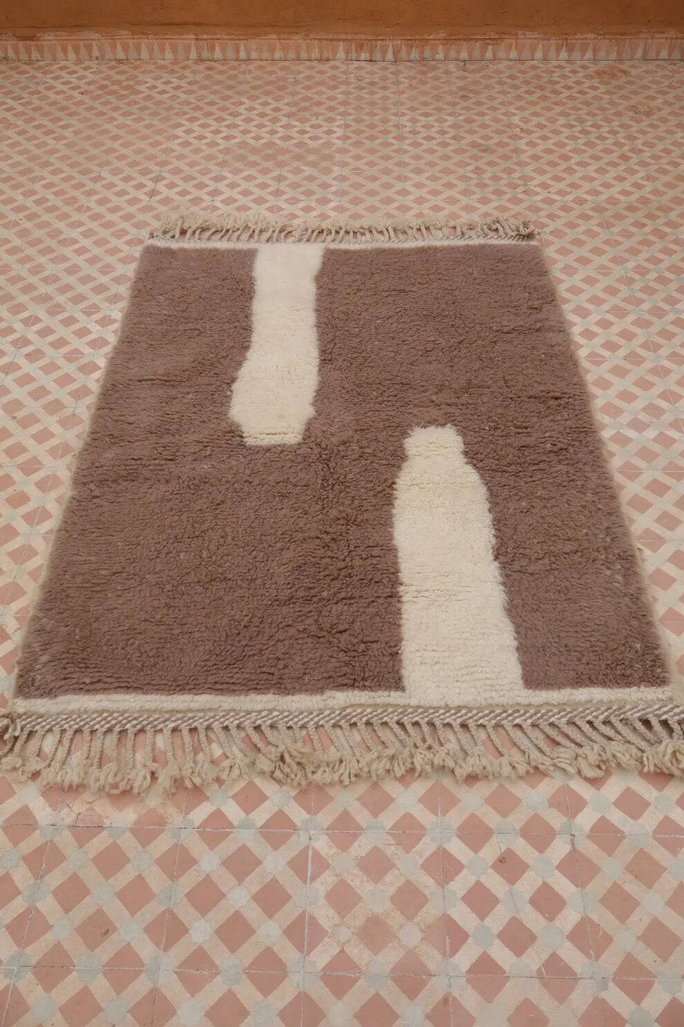 Traditional hand-woven Berber rug size 150 x 250 cm