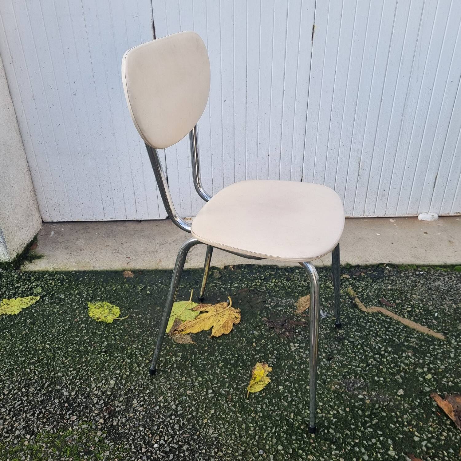 3 white vinyl chairs from 1970