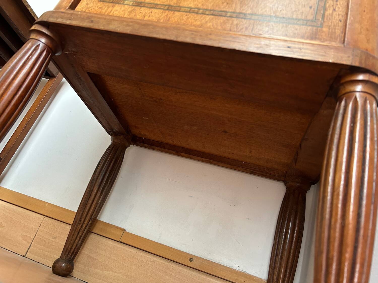 Antique bedside table in wood and marble – adorned with gilded brass ornaments –