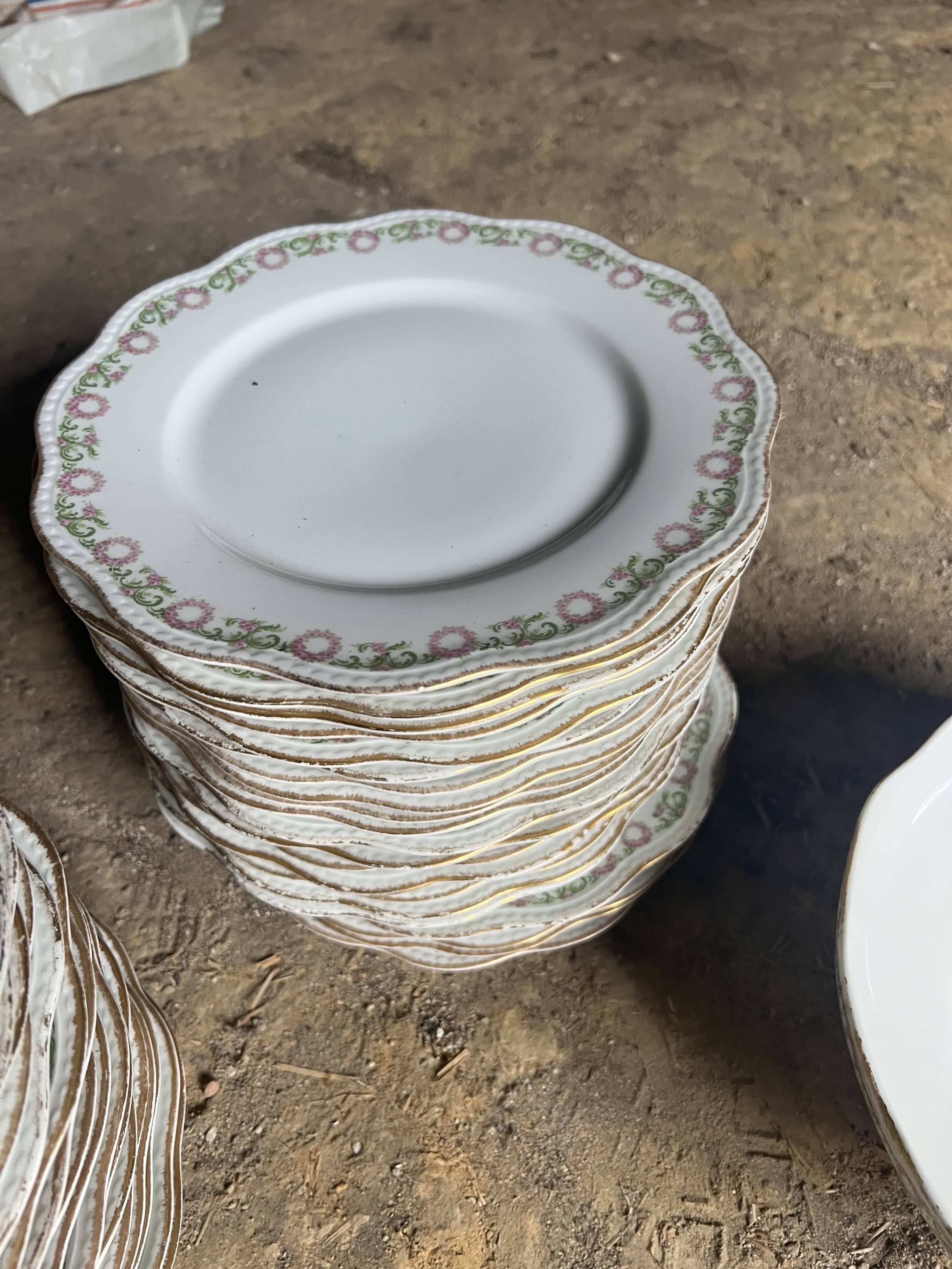 Large Limoges porcelain dinner service – floral decoration and gold trim