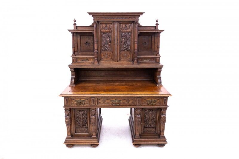 Bureau de style Renaissance antique, France, vers 1880.