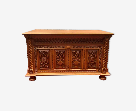 Commode en forme de coffre