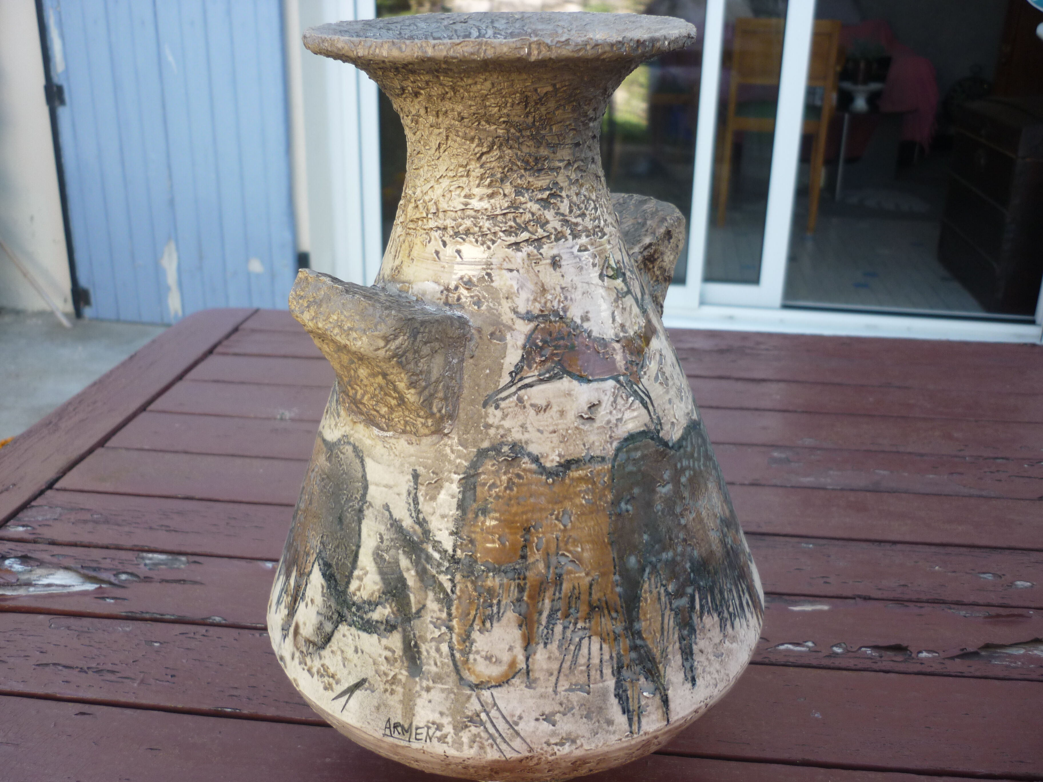 Vase vintage décor animaux préhistoire signé Armen