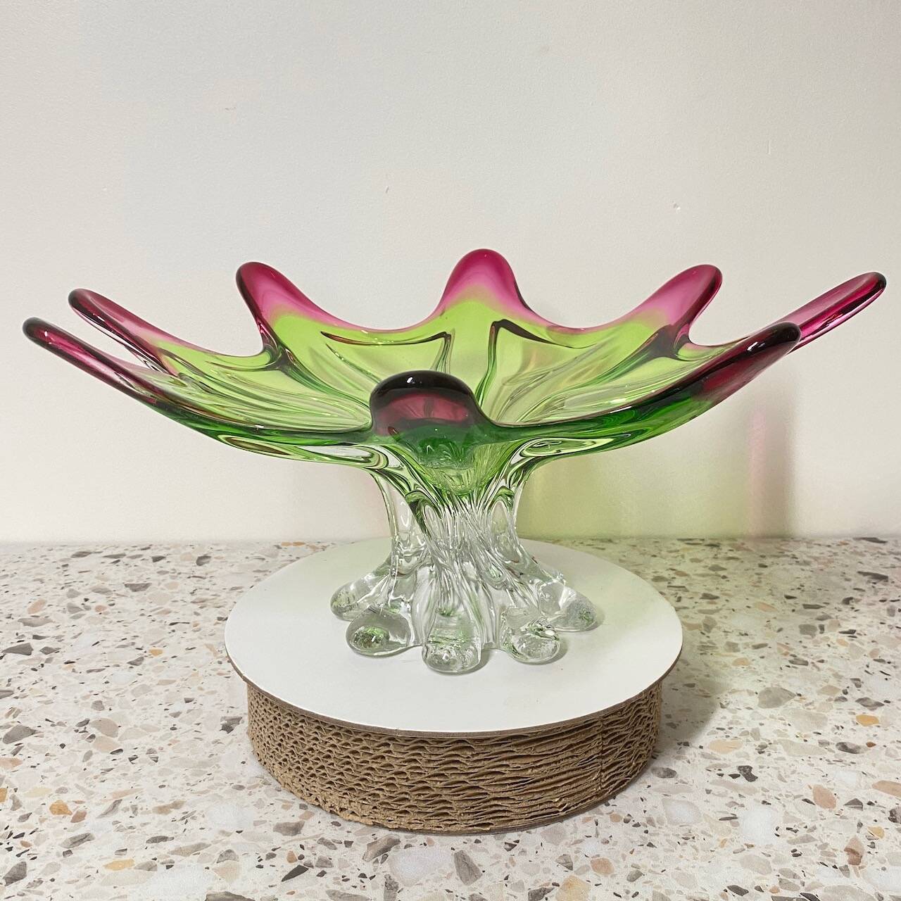 Sunburst shaped Murano centerpiece in lime green & fushsia  - Sommerso