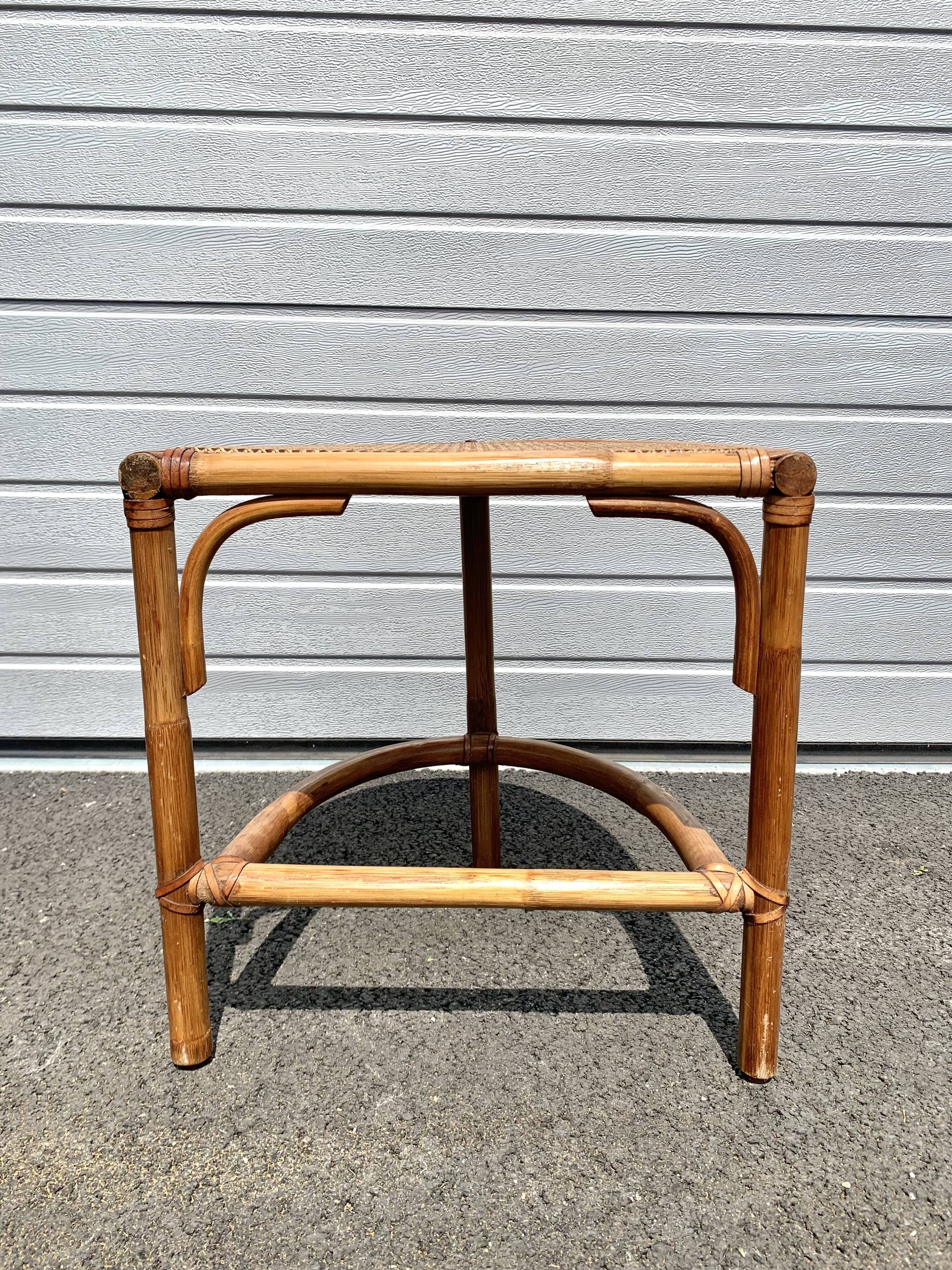 Table de chevet en rotin
