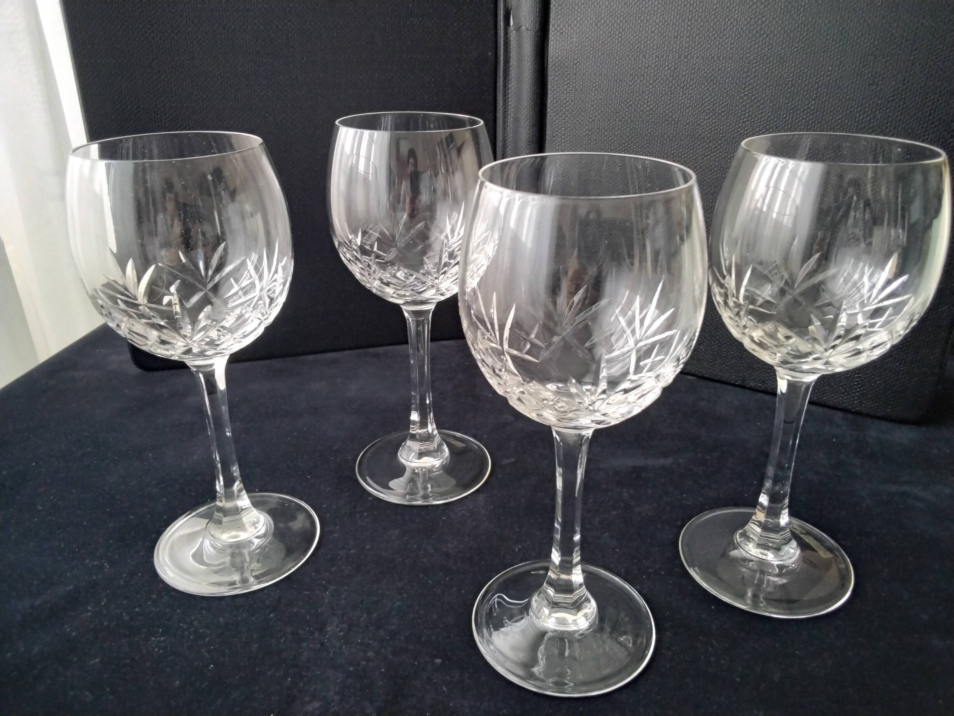 4 Grands verres à vin cristal  taillé