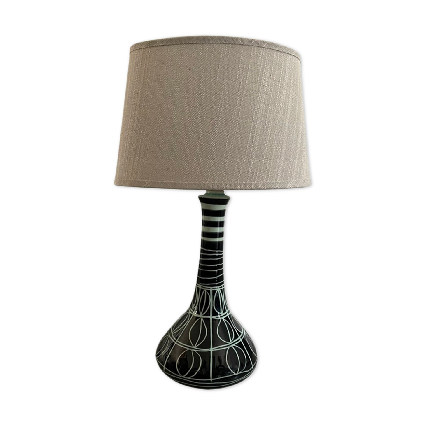 Vintage ceramic table lamp with electrified patterns to nine