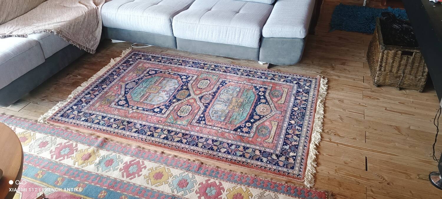 Vintage Iranian Kenareh rug from the 1980s. Handcrafted.