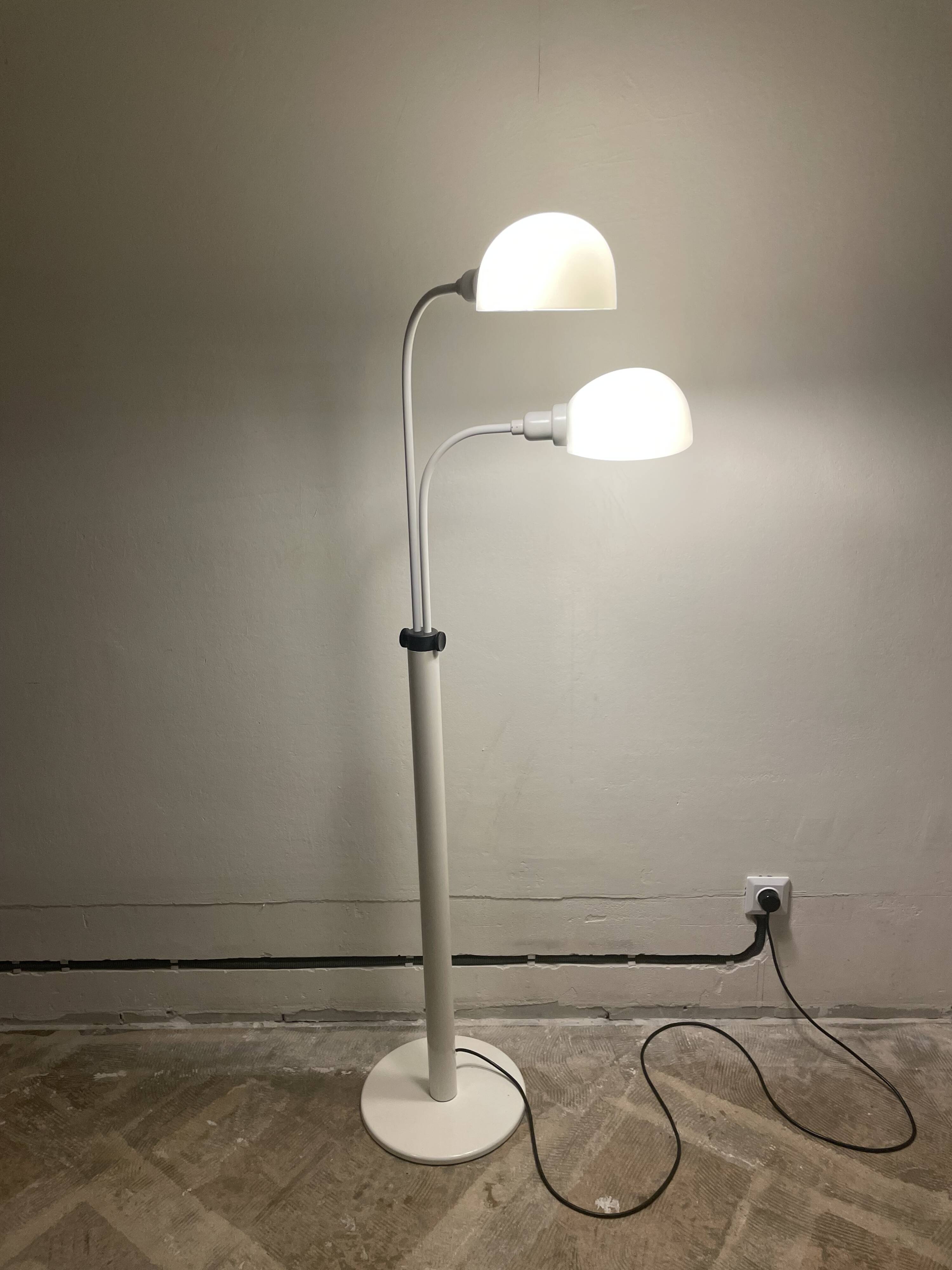 Lampadaire blanc sur pied avec bras rotatifs et abat-jours.