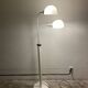 Lampadaire blanc sur pied avec bras rotatifs et abat-jours.