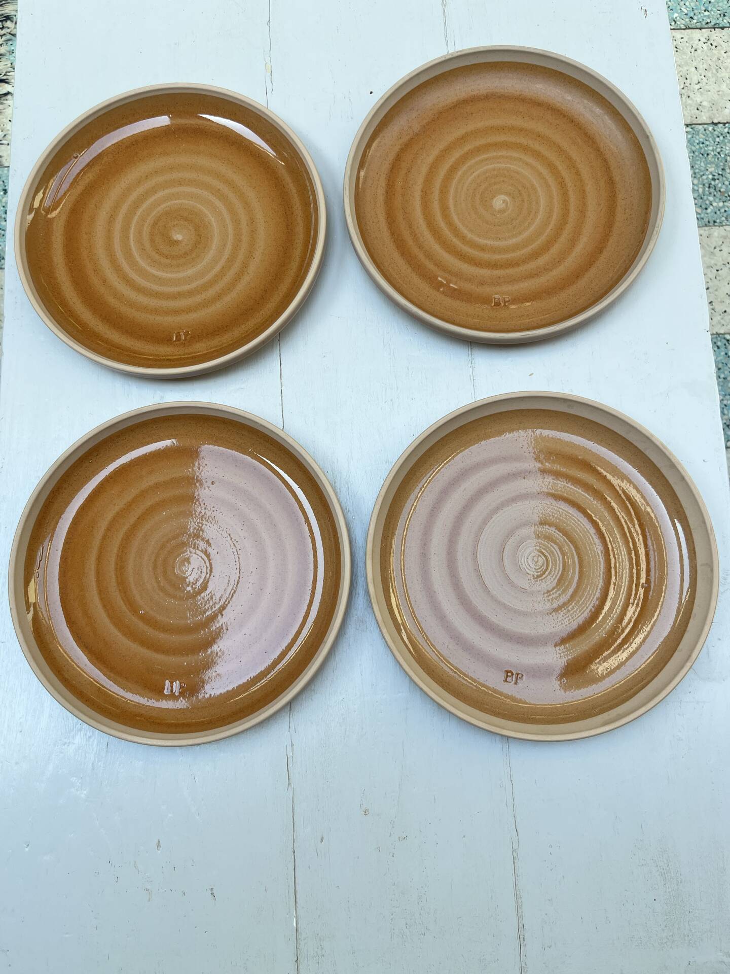 4 flat plates in stoneware