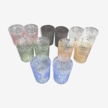 12 verres anciens de couleur en verre moule