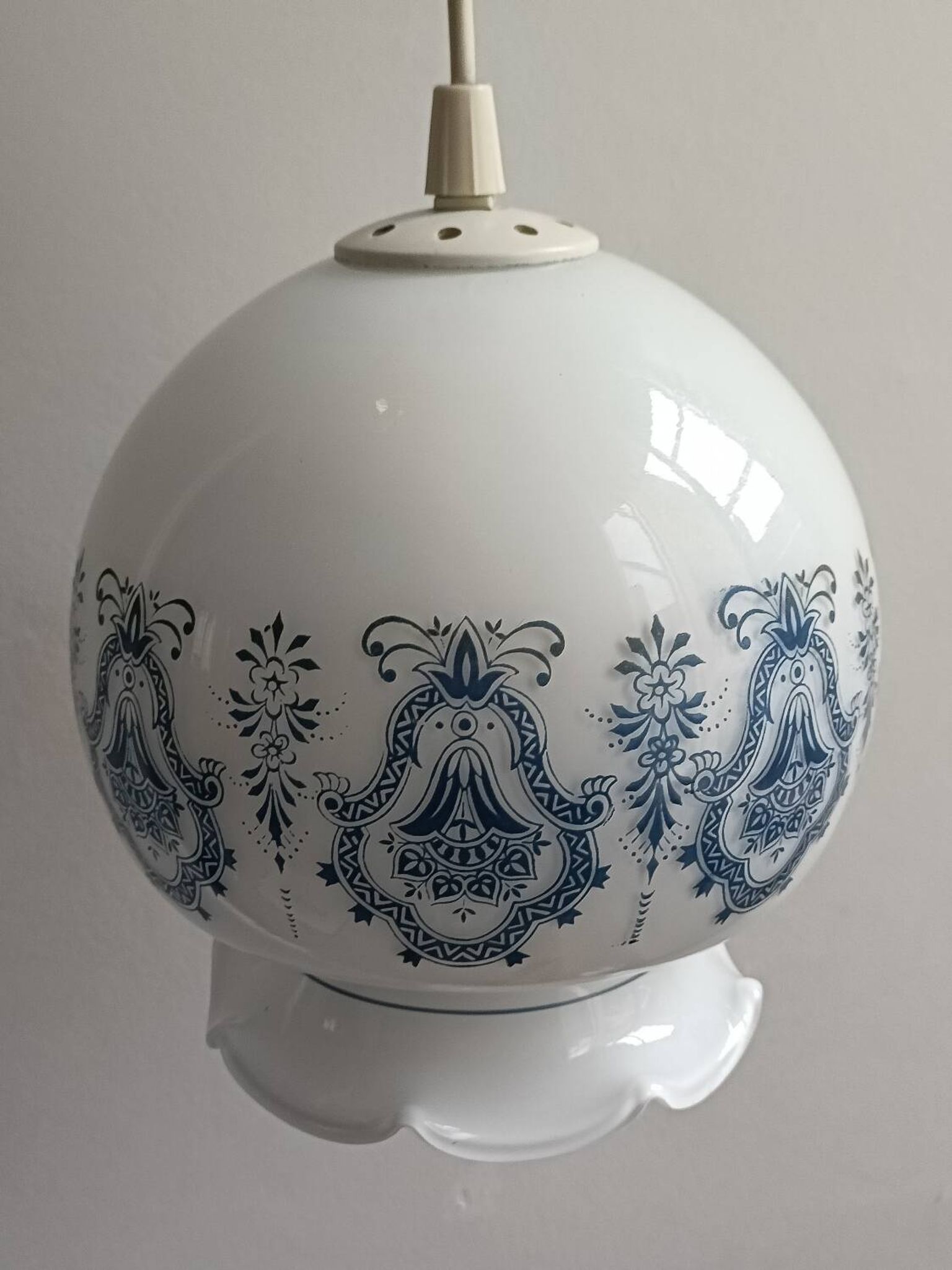 Suspension, boule de bain en opaline