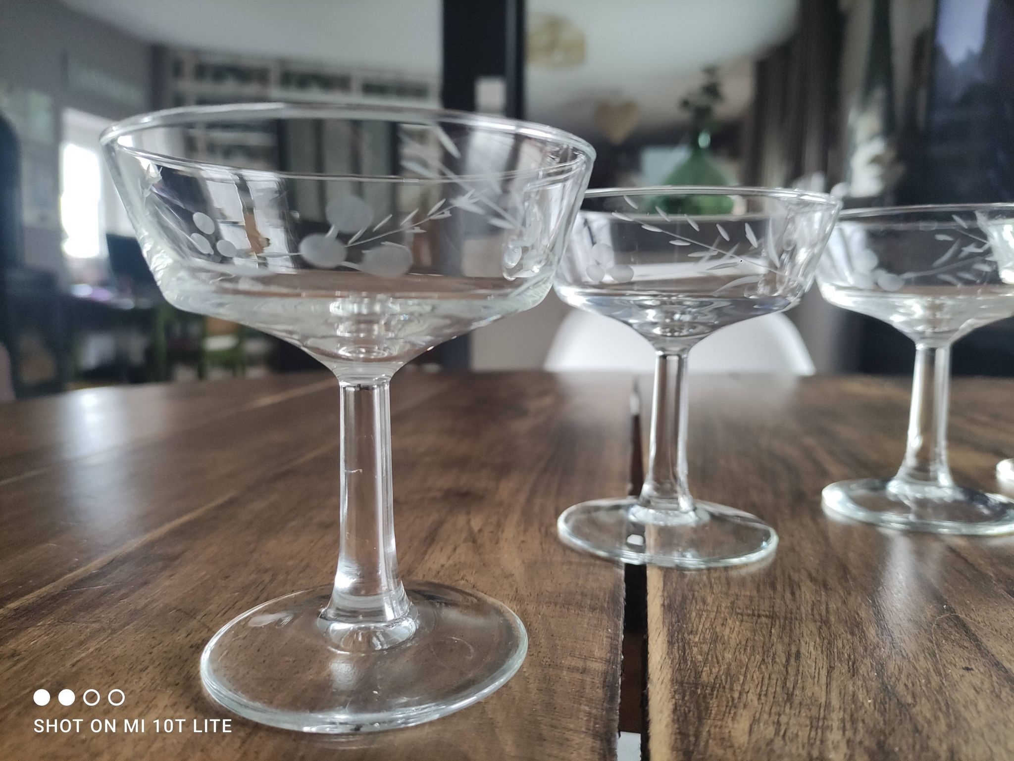 Set of 6 champagne glasses in antique chiseled epi glass