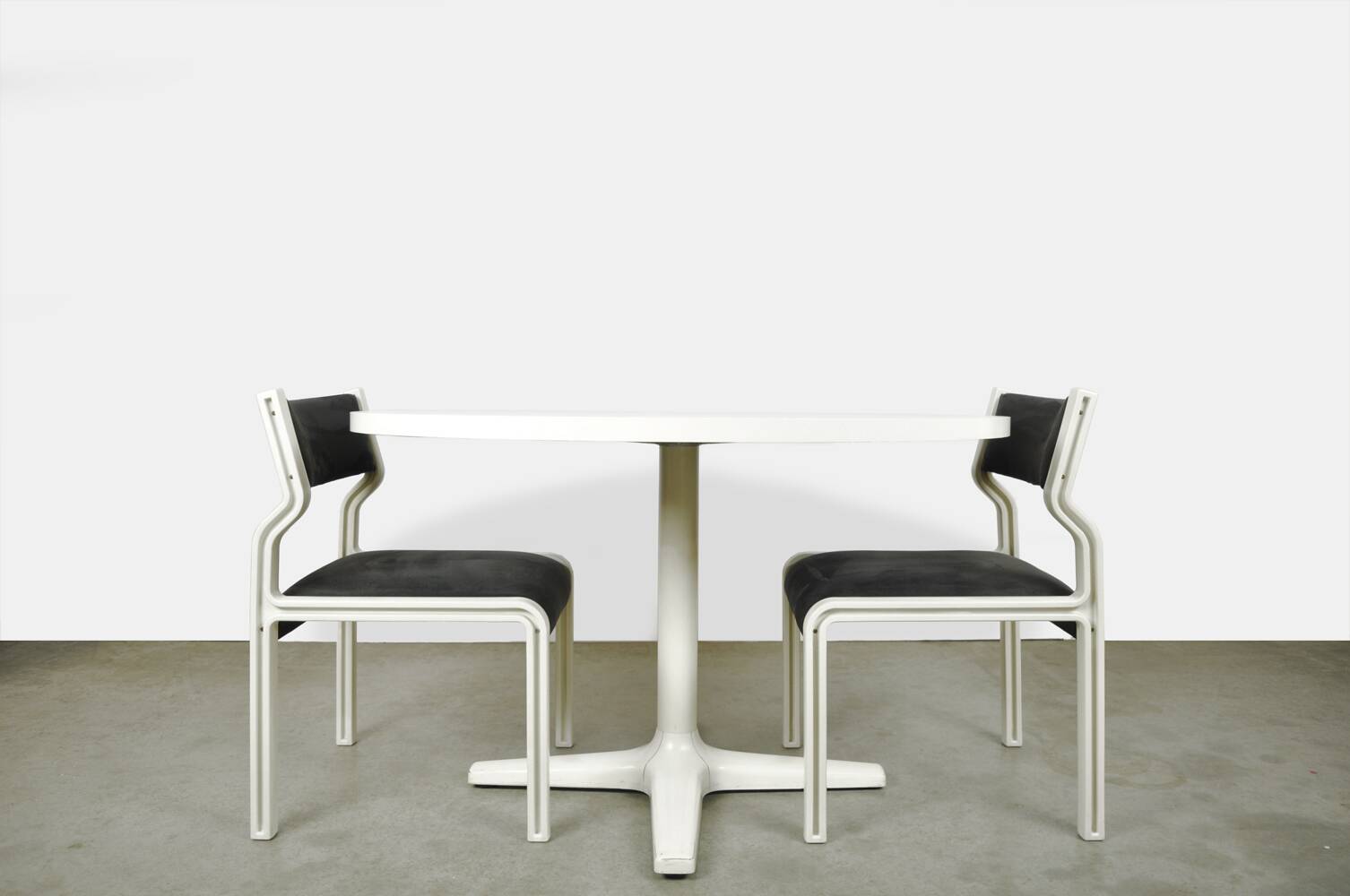 🟡 PASTOE plastic dining table chairs, Pierre Mennen, 70s Netherlands