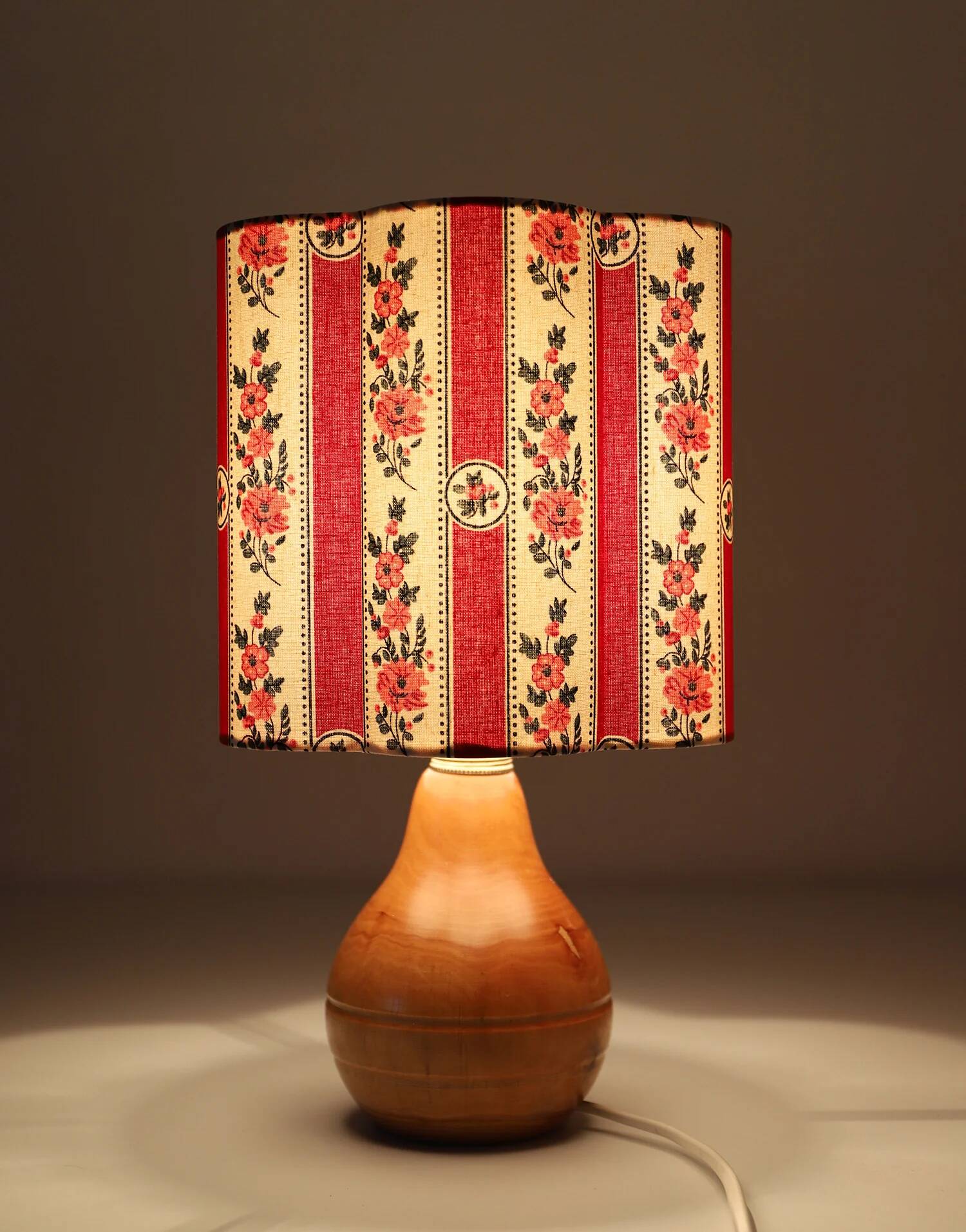 Lampe à poser vintage, pied en bois années 60-70 et abat-jour imprimé