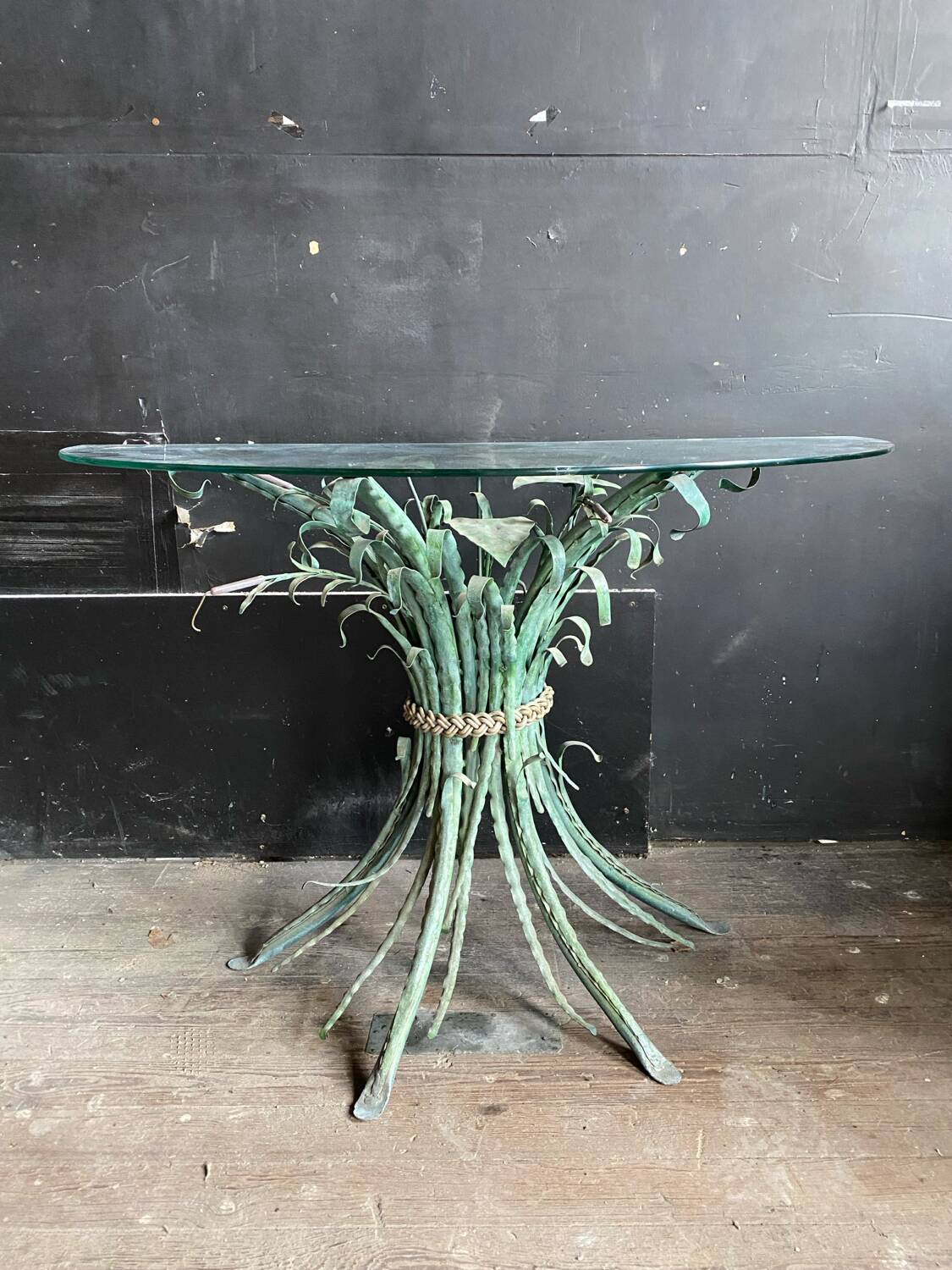 Console vintage en metal patiné feuilles de roseau