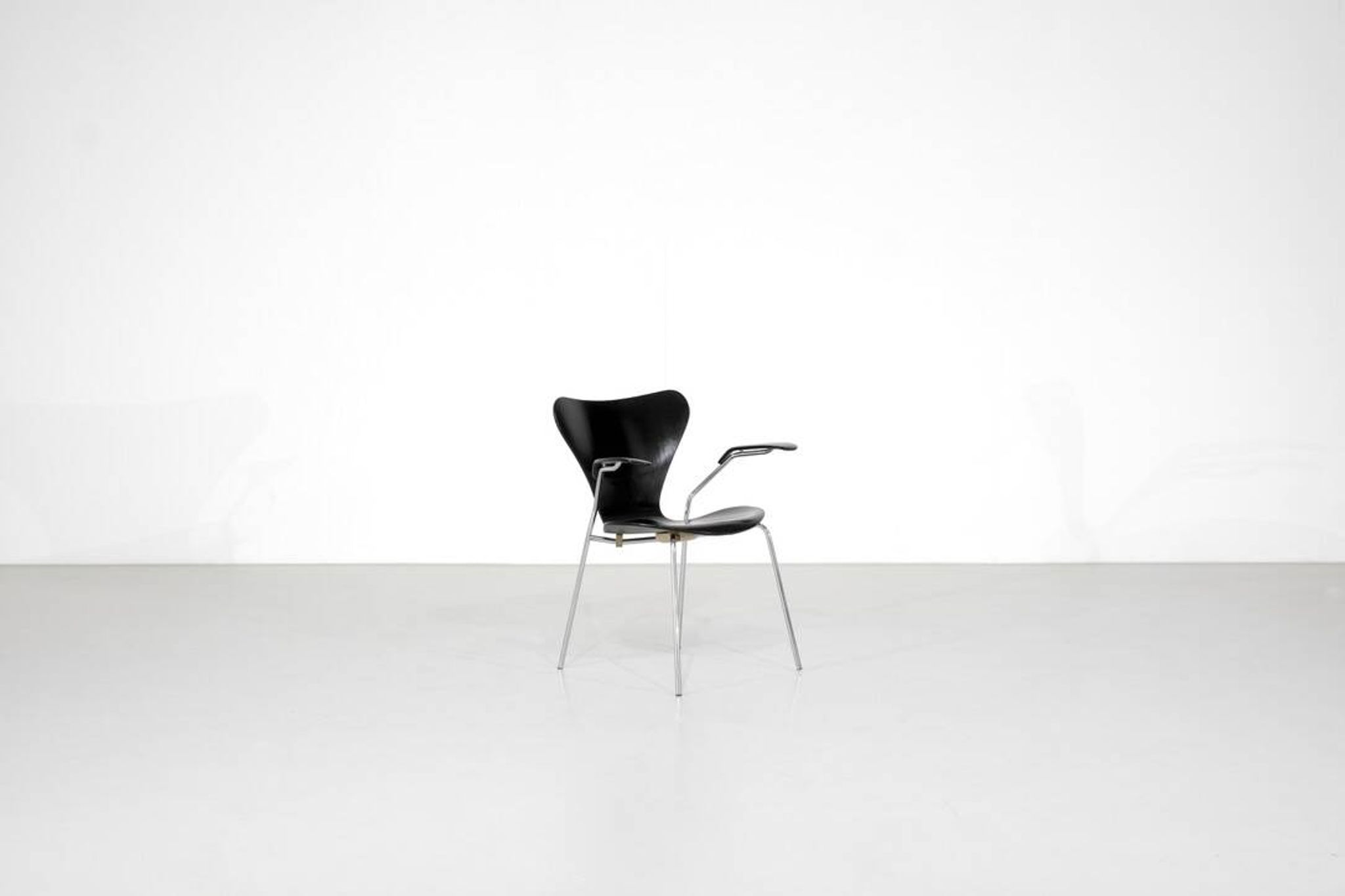Chaise modèle " 3207 " par Arne Jacobsen pour Fritz Hansen, Danemark.