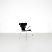 Chaise modèle " 3207 " par Arne Jacobsen pour Fritz Hansen, Danemark.
