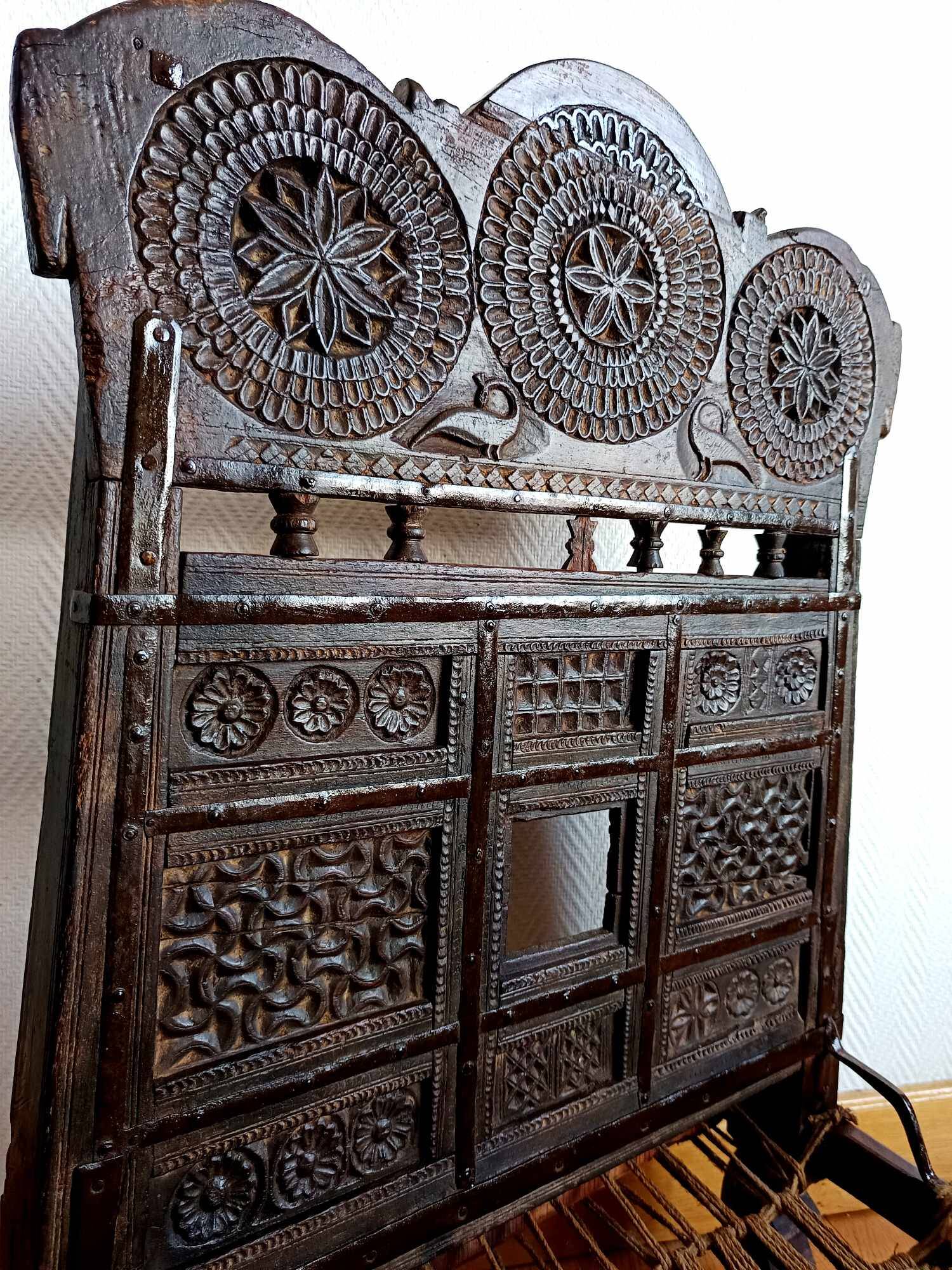 Paire de chaises basses traditionnelles, Indonésie