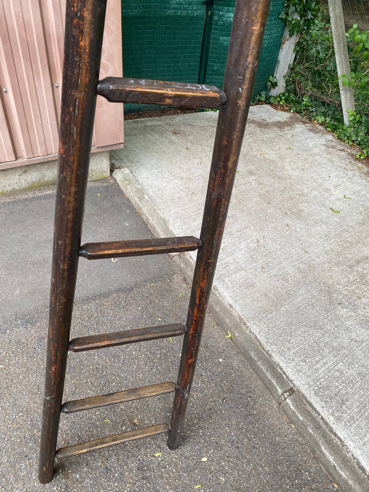 Vintage solid wood ladder with 5 rungs from the 19th century.
