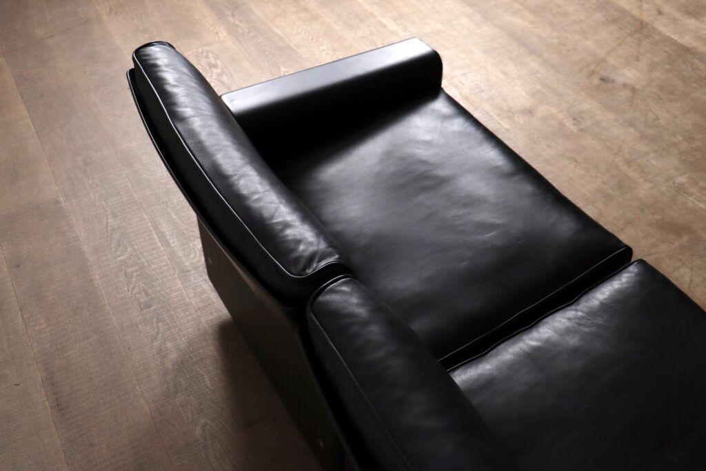 Dieter Rams Model 620 two seater sofa in black leather for Vitsoe, 1980s