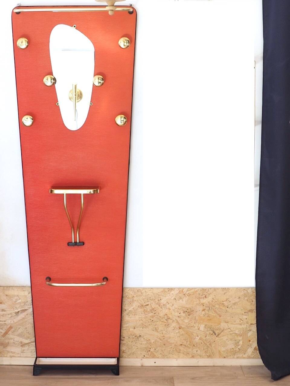 Vestiaire d'entrée vintage corail et laiton