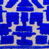 Tapis marocain berbère de couloir bleu Klein à reliefs