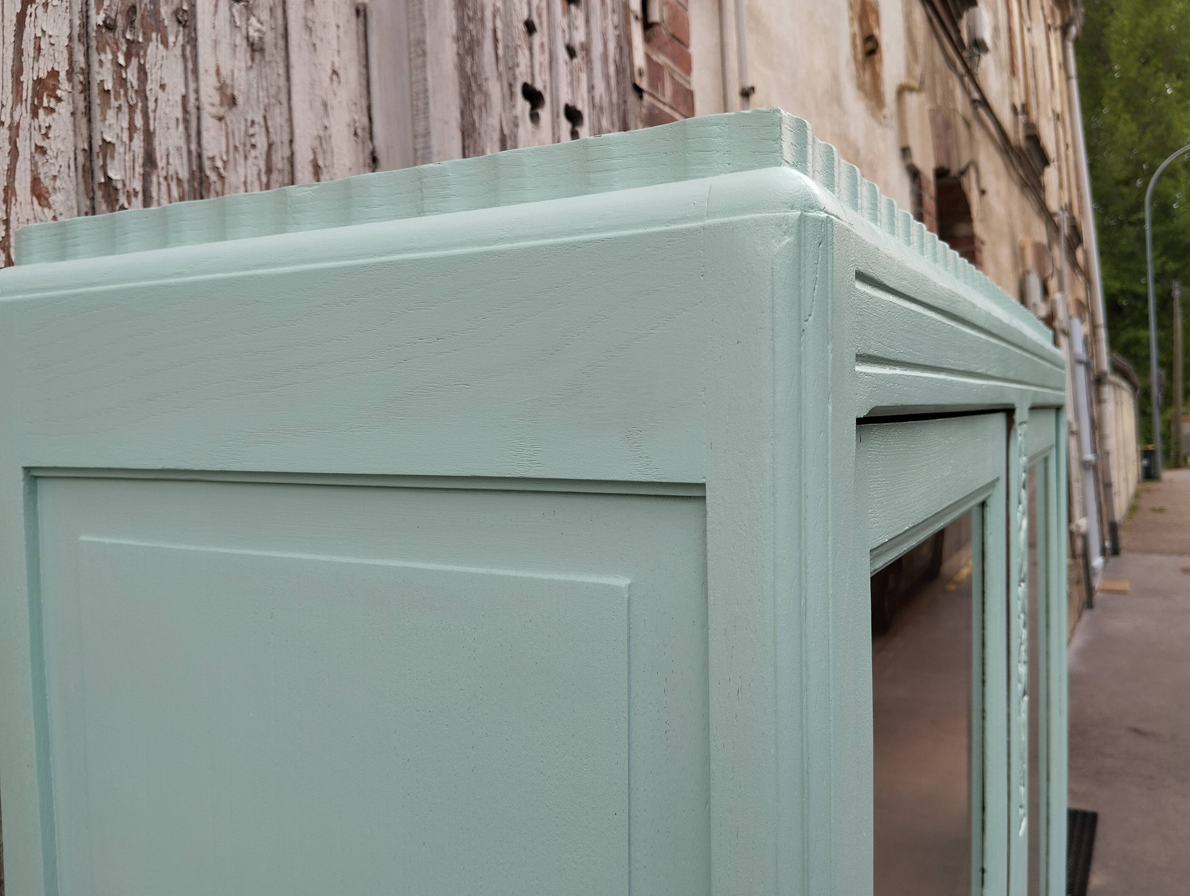 Parisian showcase cabinet year 30