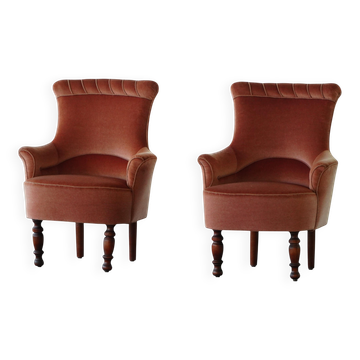 Pair of sculptural accent chairs in Danish modern style, in pink velvet, 1940s.