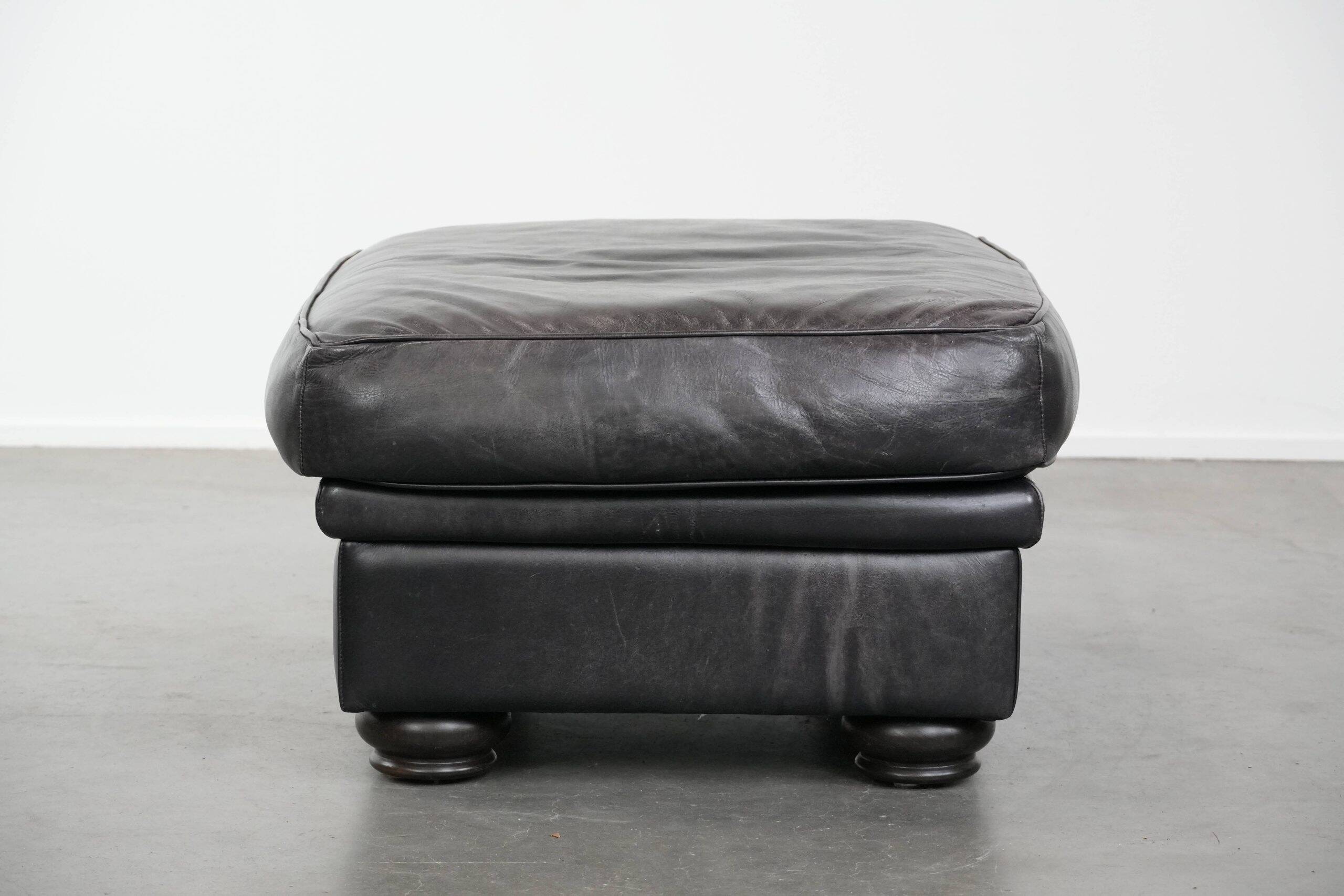 Set consisting of a cowhide leather Chesterfield sofa and matching ottoman