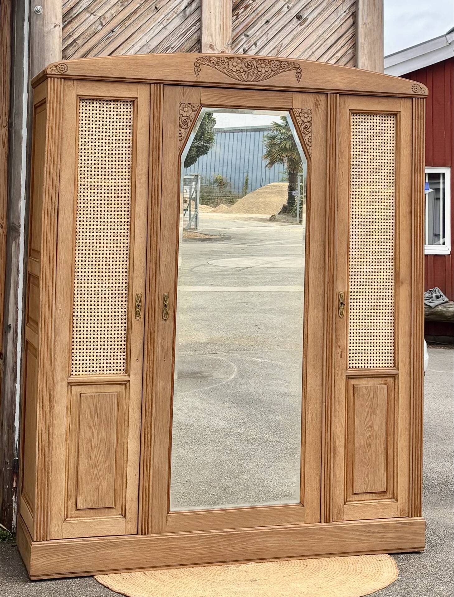 Grande armoire ancienne en chêne massif brut et cannage / dressing