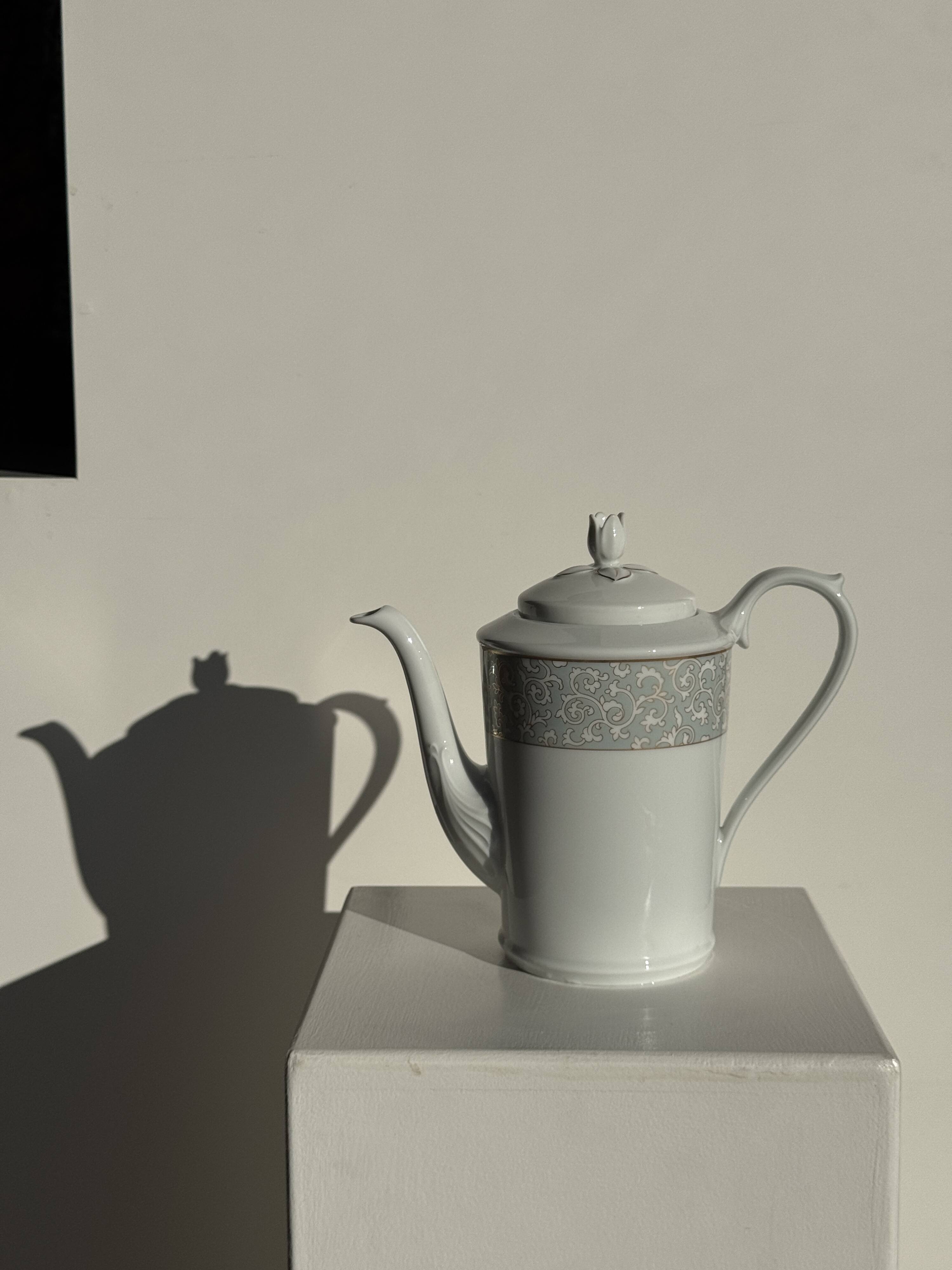 Bavarian porcelain teapot from Germany with blue frieze and flower lid H23