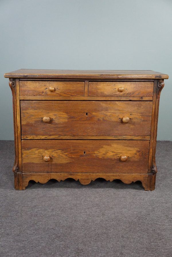 Antique oak chest of drawers with 4 drawers