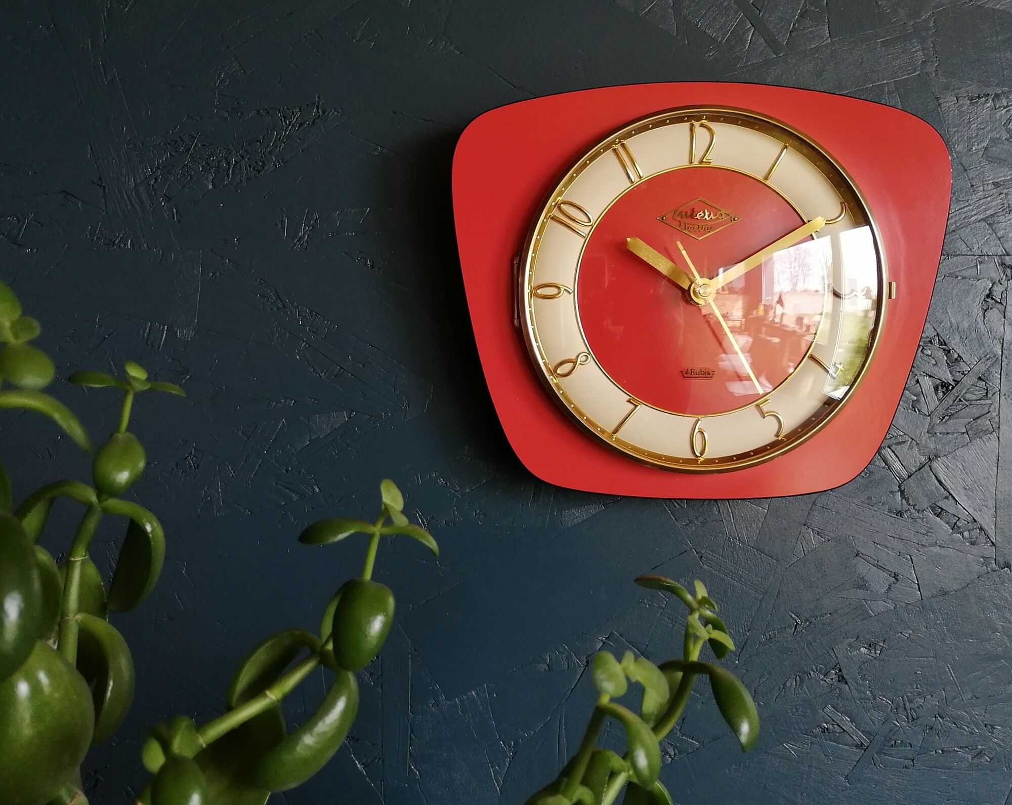 Vintage formica silent wall clock "English red Lutetia"