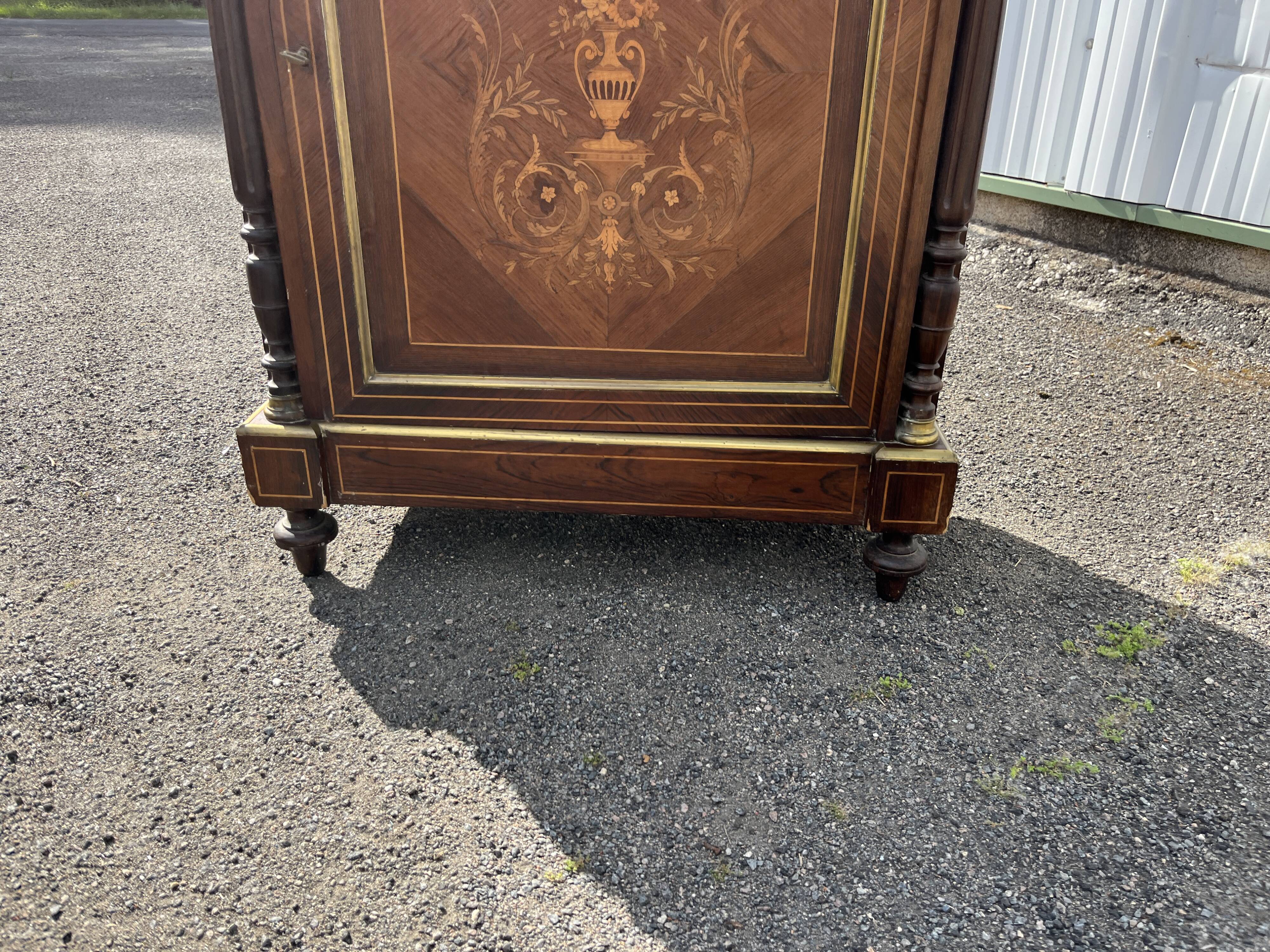 Support furniture with rosewood marquetry and marble top in the Napoléon III style.