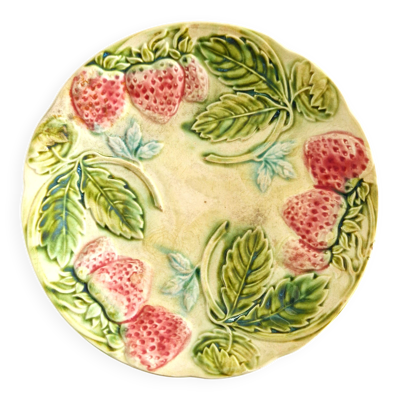 Assiette ancienne en barbotine motif fraise et feuillage en relief